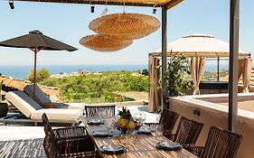 Elegant Roof Deck House With Jacuzzi